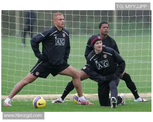 鲁尼离队后首次回归老特拉福德，球迷热情欢迎